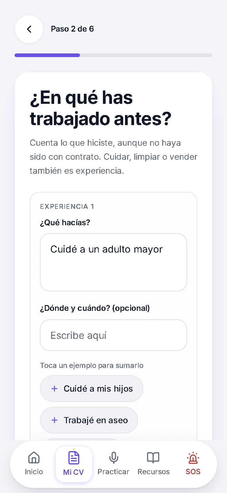 La app de ValeMás pregunta «¿En qué has trabajado antes?» y aclara que cuidar, limpiar o vender también es experiencia; «Cuidé a un adulto mayor» ya está en la respuesta y debajo hay ejemplos para tocar, como «Cuidé a mis hijos» o «Trabajé en aseo».