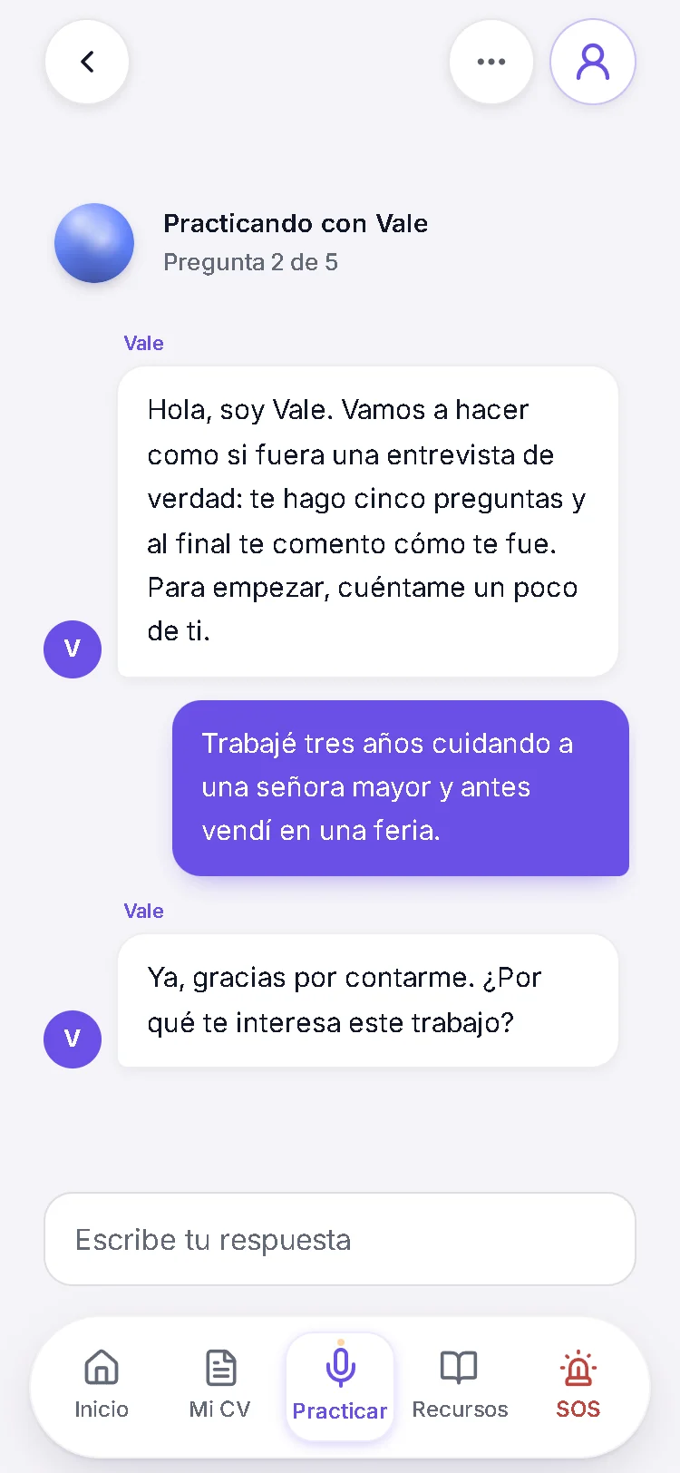 La práctica de entrevista en la pregunta 2 de 5: después de una respuesta sobre cuidar a una señora mayor y vender en una feria, Vale dice «Ya, gracias por contarme» y pregunta «¿Por qué te interesa este trabajo?».
